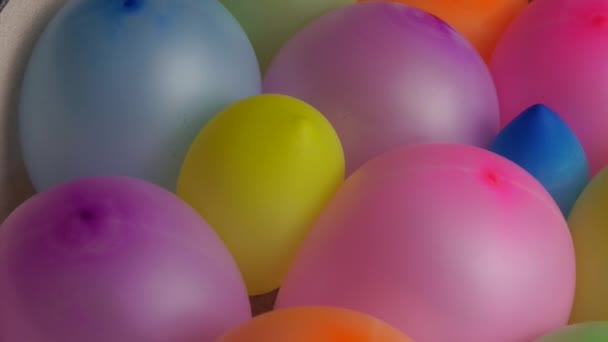 Συμπιεσμένο πολύχρωμα μπαλόνια — Αρχείο Βίντεο