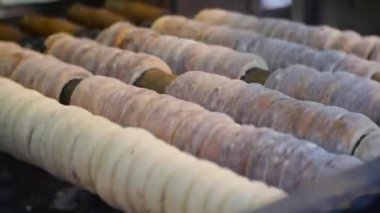 Çek Noel trdelnik ızgarada pişmiş geleneksel tatlı hamur