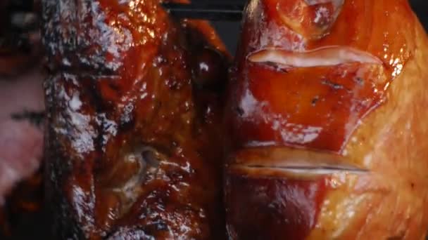 Detalhe da assadura de carne salgada de grelha em uma rotisserie giratória — Vídeo de Stock