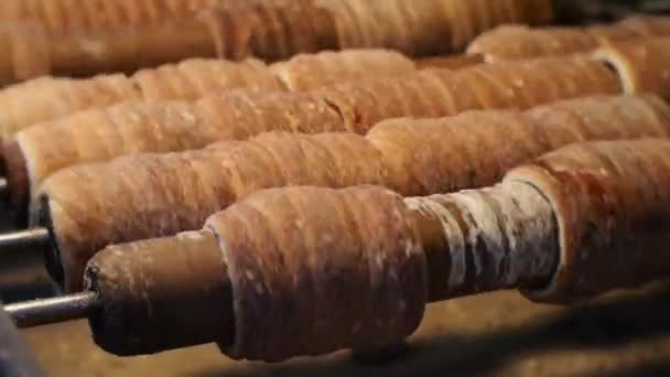 Παραδοσιακή γλυκιά ζύμη που ψήνεται στη σχάρα, Τσεχική trdelnik Χριστούγεννα — Αρχείο Βίντεο