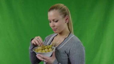 genç kadın taze yeşil üzüm yemek