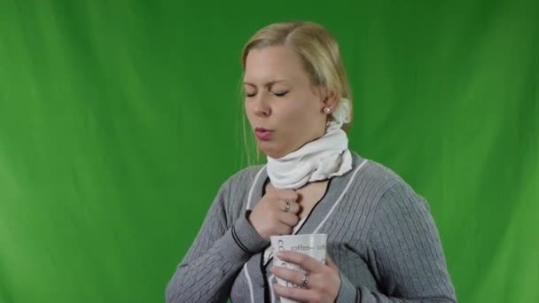 Mujer enferma con taza de chocolate caliente o café — Vídeo de stock