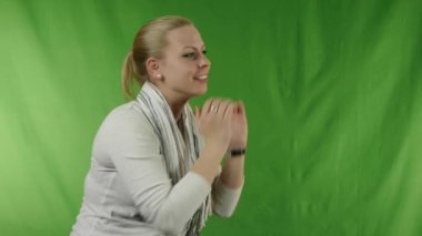 haykırış ve genç kadın dinleme heyecan.