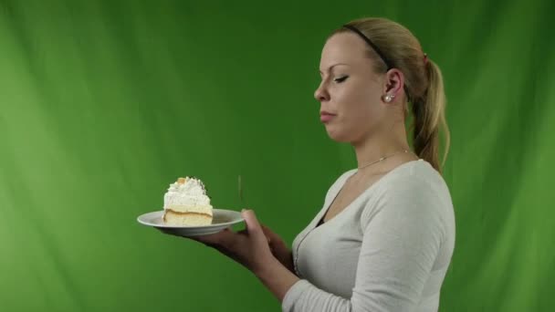 Menina comer torta — Vídeo de Stock