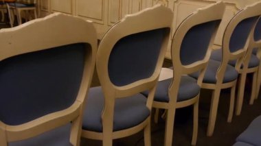 Auditorium boş koltuklar, Barok sandalye ile konser salonu