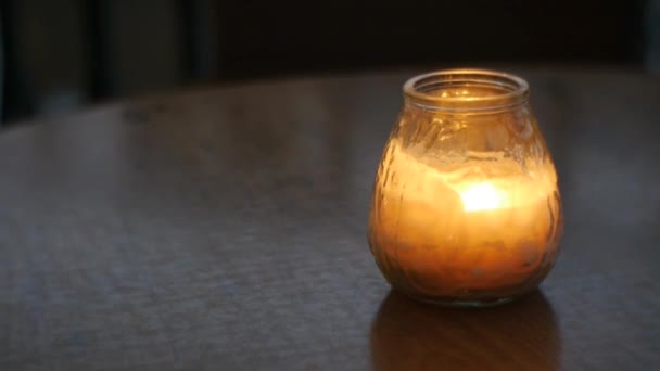 Vela romântica acesa na mesa de madeira — Vídeo de Stock