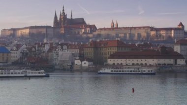 charles Köprüsü ve saint vitus - Prag Kalesi'nin görünümü