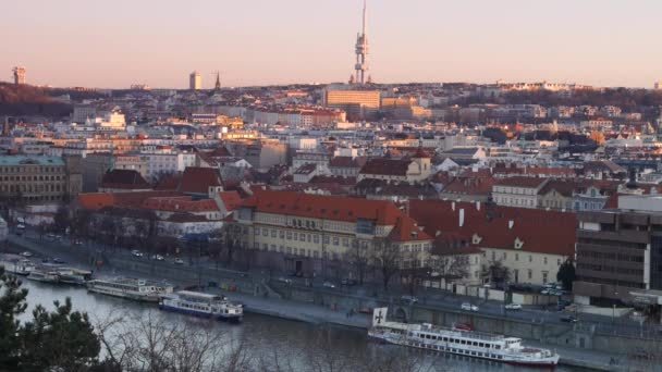 Televisietoren in Praag, Tsjechië — Stockvideo