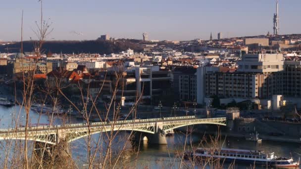 Zonsondergang op de rivier vltava in Praag met boten. — Stockvideo