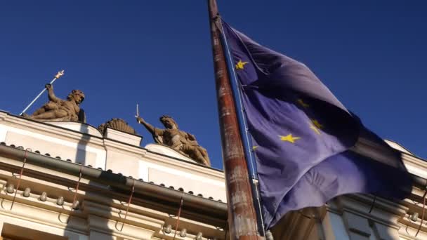 Bandera de la Unión Europea en edificios gubernamentales . — Vídeos de Stock
