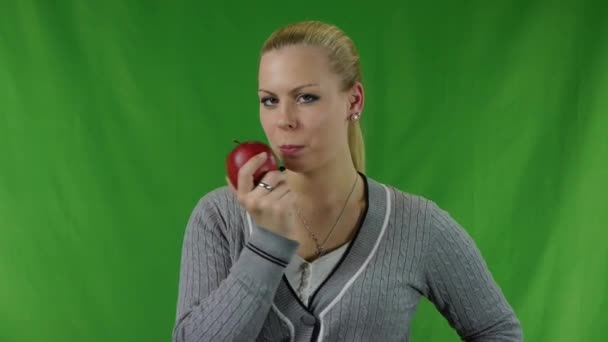 Joven mujer atractiva feliz sosteniendo manzana roja y sonriendo . — Vídeo de stock