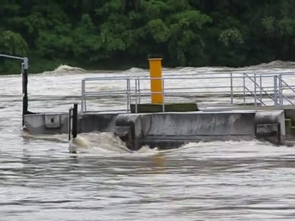 Массовые дожди вызвали наводнения в Праге - Чехия — стоковое видео