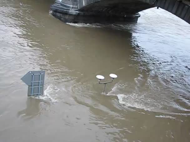 Enorme regenval veroorzaakt overstromingen in Praag - Tsjechië — Stockvideo