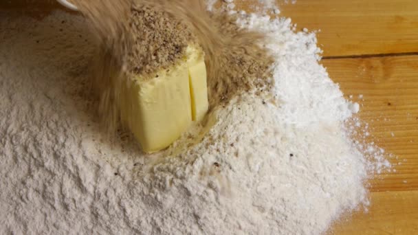 Ingredientes para la masa, harina, nueces molidas y mantequilla en la mesa de madera. Película en cámara lenta . — Vídeos de Stock