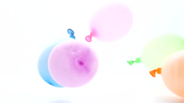 Caindo balões coloridos, movimentos lentos, No.01 — Vídeo de Stock