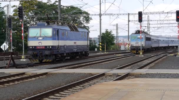 InterCity Express train pulling in to Prague station. — Stock Video