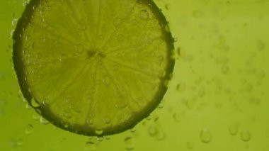 yeşil zemin üzerine soda suda kireç