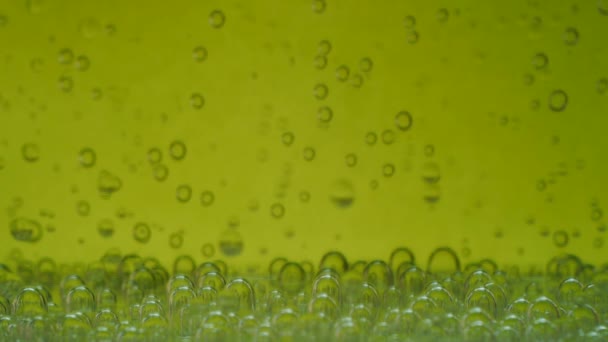 Macro burbujas de agua sobre fondo verde — Vídeos de Stock