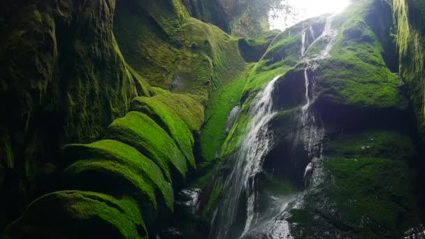 Grande cascata in una grotta — Video Stock