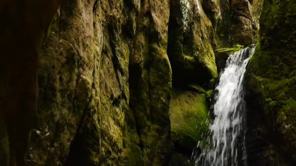 Pequena cachoeira em uma caverna — Vídeo de Stock