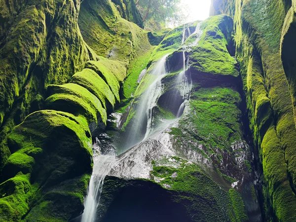 Waterval in een grot — Stockfoto
