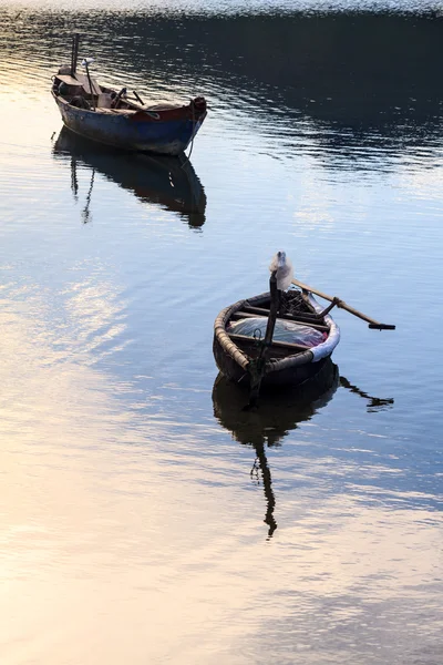 Bateau sur le Tour Un étang, Lang co ville, Hué, Vietnam — Photo