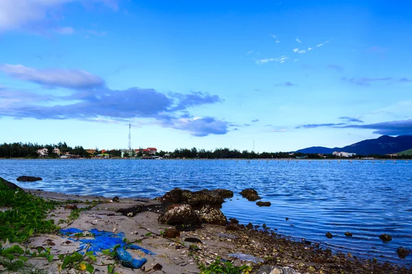 kucağına tekne bir gölet, lang co kasaba, hue, vietnam