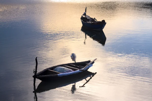 Barca în poală Un iaz, orașul Lang co, Hue, vietnam — Fotografie, imagine de stoc