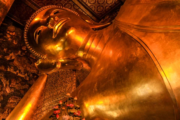Ležící buddha ve wat pho v Bangkoku Thajsko — Stock fotografie