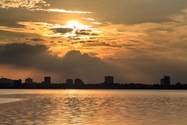 zonsondergang op het west lake