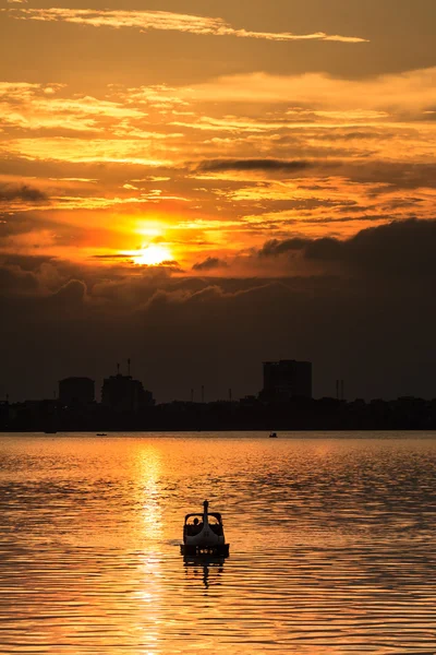 Pôr do sol no lago oeste — Fotografia de Stock