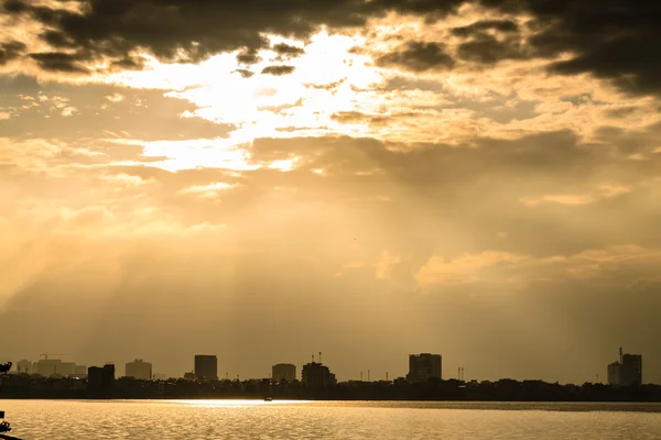 Pôr do sol no lago oeste — Fotografia de Stock