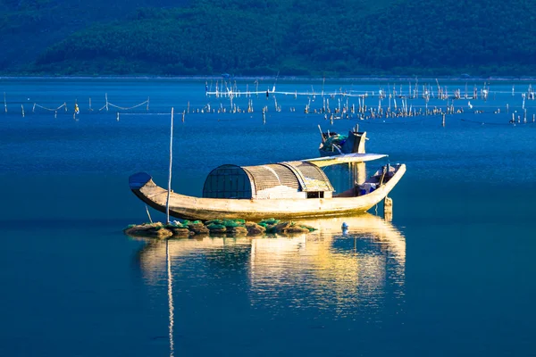 Barco na lagoa — Fotografia de Stock