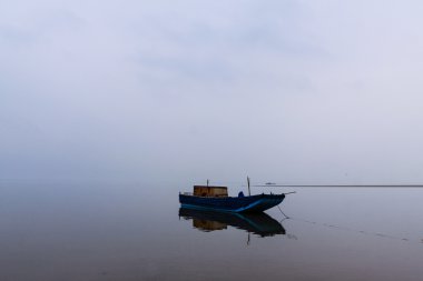 gölet üzerinde tekne