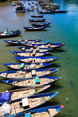 gölet üzerinde tekne