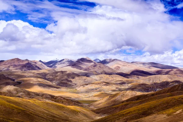 Berg met blauwe lucht — Stockfoto