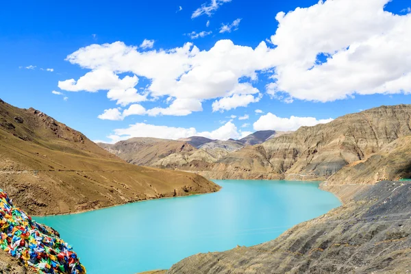 Lago con montaña — Foto de Stock