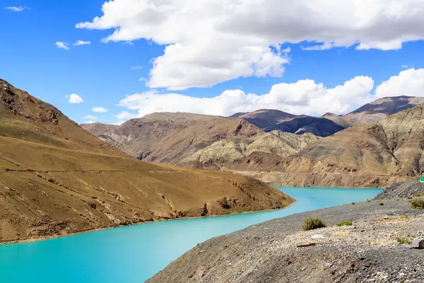 Lago con montaña — Foto de Stock