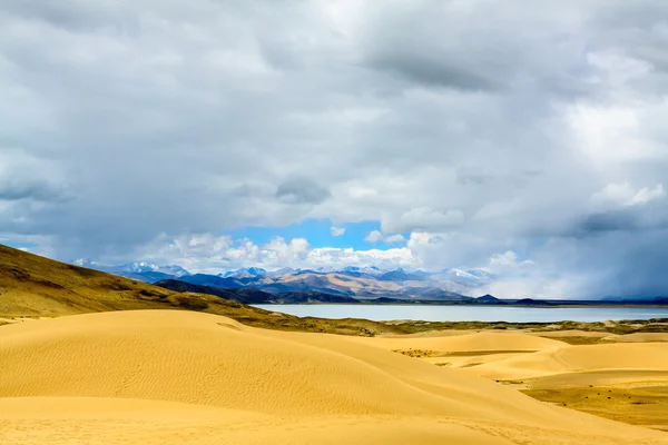 Collina di sabbia con cielo nuvoloso — Foto Stock