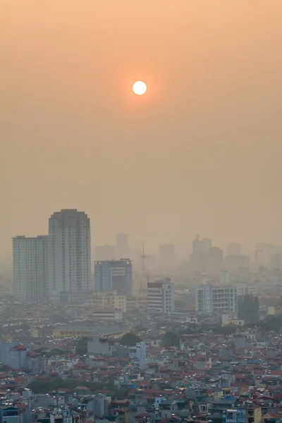 Zachód słońca na wieżowiec w hanoi — Zdjęcie stockowe