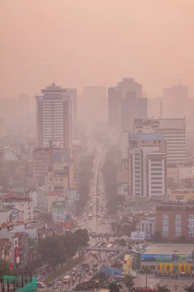 Zonsondergang op wolkenkrabber in hanoi — Stockfoto