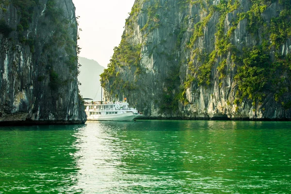 Barco turístico en la bahía Ha Long —  Fotos de Stock