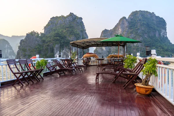 Barco turístico en bahía de Halong — Foto de Stock