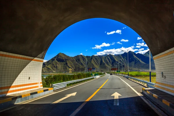 Motorväg med berg och moln himlen — Stockfoto