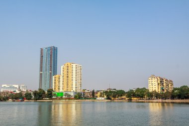 göl ve mavi gökyüzü ile gökdelenler