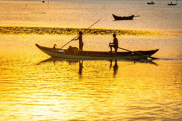 Überrunden Sie einen Teich — Stockfoto