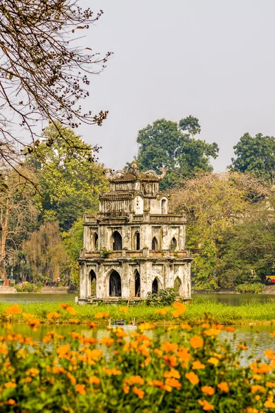 Torre de la tortuga en el lago Hoan Kiem de Hanoi — Foto de Stock