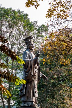 Yaşlı Kral heykeli