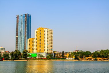 göl ve mavi gökyüzü ile gökdelenler