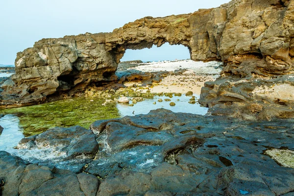 Caverna na praia — Fotografia de Stock